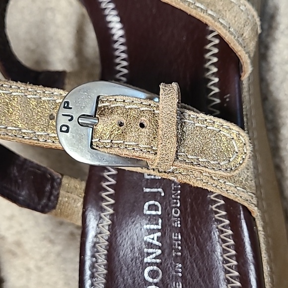 NWOT Donald J Pliner Beige and gold metalic 'Sorge' strappy sandle. Size 9 M - Picture 8 of 8